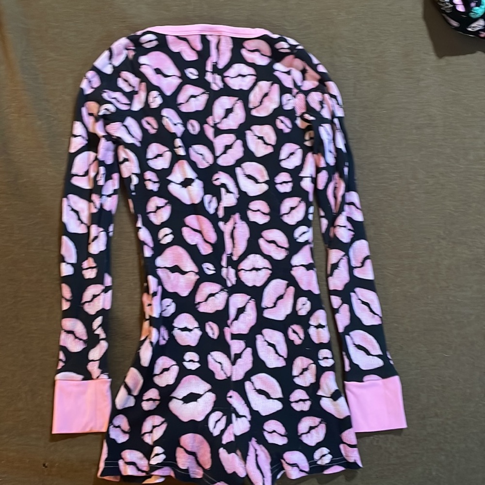 Black and pink kissy lips romper pajamas - Picture 3 of 4